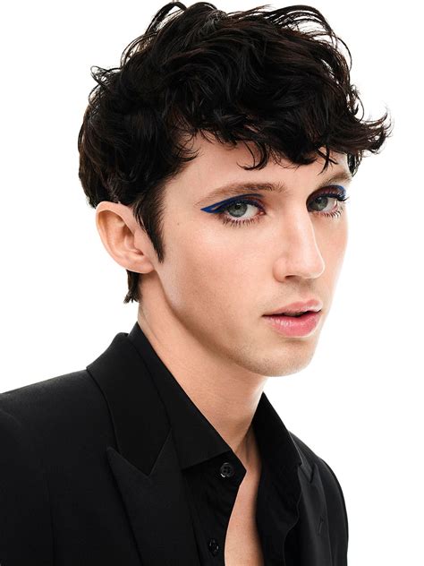 troye sivan makeup